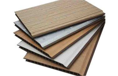 V le PVC en bois de grain de panneaux de plafond de PVC de Gap lambrisse des tuiles de plafond de PVC de décoration
