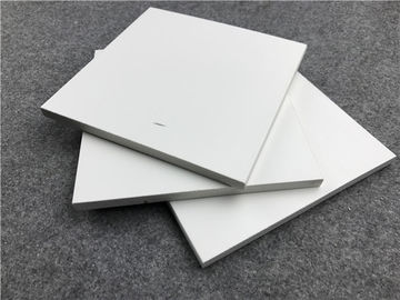 Planches blanches adaptées aux besoins du client de mur de la couleur WPC de Legth favorables à l'environnement