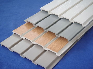 Panneaux flexibles de PVC Slatwall d'intérieur pour le sous-sol de blanchisserie de salle d'entreposage