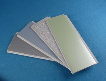 Panneaux de mur durables de la salle de bains UPVC pour le revêtement mural intérieur, couleur verte blanche bleue grise