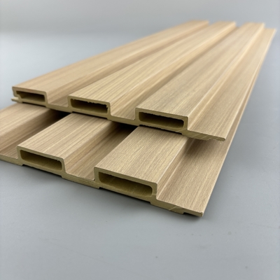Panneau mural stratifié WPC co-extrudé en composite bois-plastique durable pour la décoration intérieure