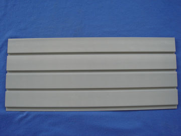 Panneaux de mur gris de stockage de PVC composé en plastique en bois de SlatWall de 4 pouces