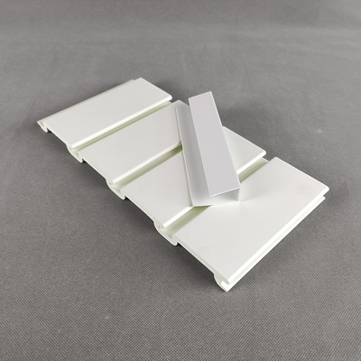 Bon prix PVC stratifié Slatwall en bois lambrisse pour la décoration de salle d'exposition en ligne