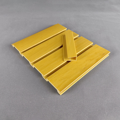 Bon prix Présentoir faux composé en plastique de Slatwall pour le mur d'affichage en ligne