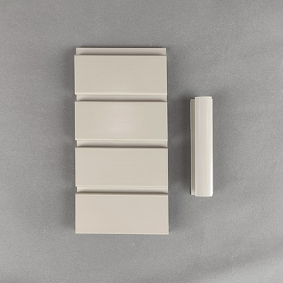 Bon prix Plastique faux composé lisse de présentoir de Slatwall pour le mur d'affichage en ligne
