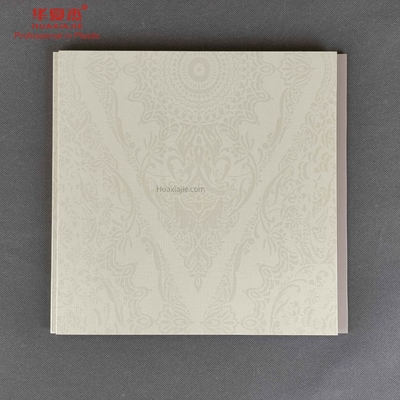 Bon prix Facile installez le panneau de plafond coloré brillant élevé de PVC pour la décoration en ligne