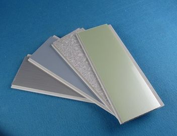 Bon prix Panneaux de mur durables de la salle de bains UPVC pour le revêtement mural intérieur, couleur verte blanche bleue grise en ligne
