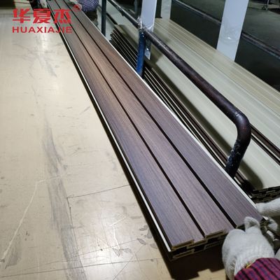 Bon prix Panneau mural en WPC en grain de bois Panneau intérieur en WPC pour la décoration de bâtiments résidentiels commerciaux en ligne