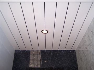 Bon prix Le plafond blanc de PVC de résistance vieillissante couvre de tuiles des panneaux pour l'hôpital, école en ligne