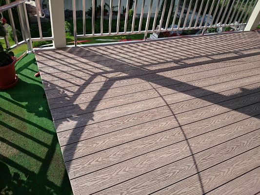 Bon prix Les panneaux de plate-forme composés de WPC pour le decking de jardin de decking de pelouse d'escaliers de wpc embarque en ligne