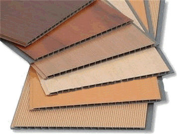 Bon prix Couleur en bois en plastique calorifuge de panneaux de plafond de PVC de décoration intérieure en ligne