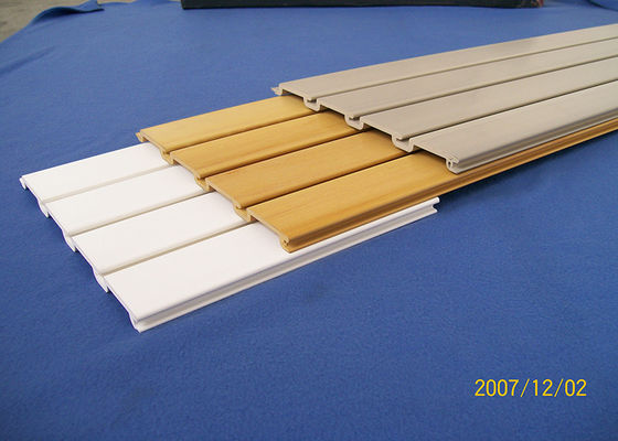 Bon prix Panneaux de PVC Slatwall de preuve de l'eau pour le système Panelings de mur de sous-sol de garage en ligne
