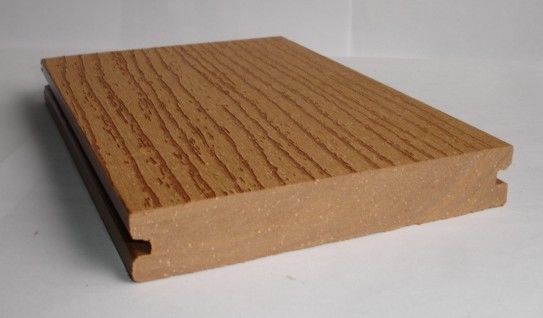 Bon prix Decking composé plat du plat WPC de solide facile à installer et maintenir en ligne