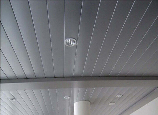 Bon prix Panneau moyen de revêtement de mur de PVC de cannelure/panneau imperméable de plafond pour la décoration en ligne