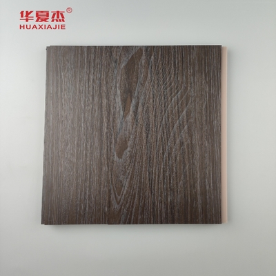 Vente en gros de panneaux muraux en Pvc à grain de bois foncé résistant à l'humidité Panneaux de plafond en Pvc Décoration de bureau