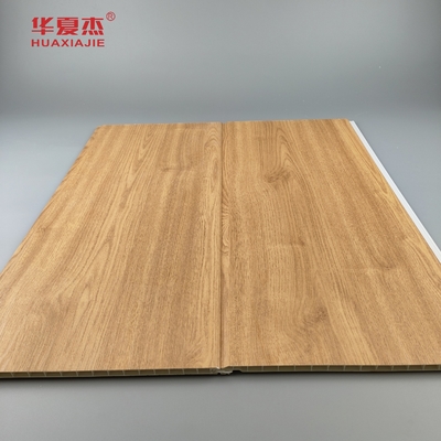 Panneaux muraux en PVC à grains de bois en gros Panneau de plafond en PVC anti rayures pour la décoration résidentielle