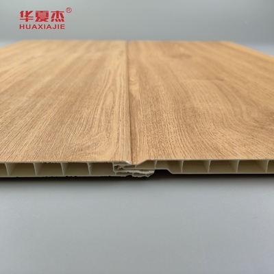 Panneaux muraux en PVC à grains de bois en gros Panneau de plafond en PVC anti rayures pour la décoration résidentielle