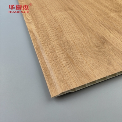 Panneaux muraux en PVC à grains de bois en gros Panneau de plafond en PVC anti rayures pour la décoration résidentielle