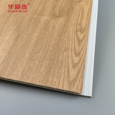 Panneaux muraux en PVC à grains de bois en gros Panneau de plafond en PVC anti rayures pour la décoration résidentielle