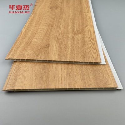 Panneaux muraux en PVC à grains de bois en gros Panneau de plafond en PVC anti rayures pour la décoration résidentielle