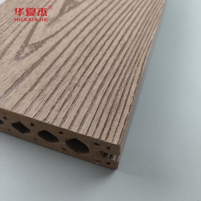 Carreaux de revêtement de sol anti-UV bois de grain Wpc pour revêtement de sol extérieur