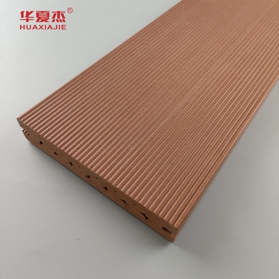 Décoration extérieure de plancher en séquoias
