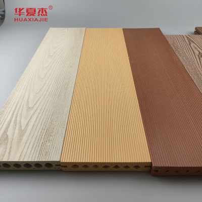 Décoration extérieure de plancher en séquoias