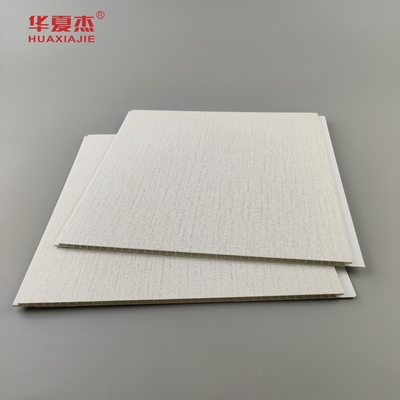 Ventes d'usine panneaux muraux en PVC intérieurs estampage à chaud grains de bois PVC plafond matériaux de construction imperméables à l'humidité