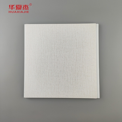 Ventes d'usine panneaux muraux en PVC intérieurs estampage à chaud grains de bois PVC plafond matériaux de construction imperméables à l'humidité