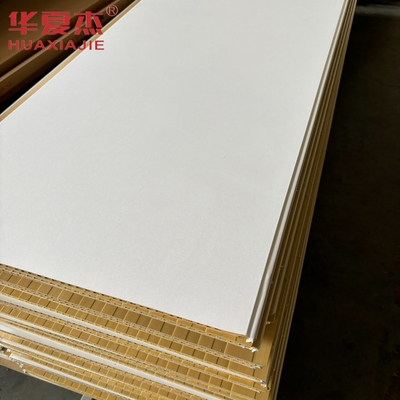 Panneau mural en wpc blanc de haute qualité 600x9mm panneau wpc stratifié matériau de décoration imperméable