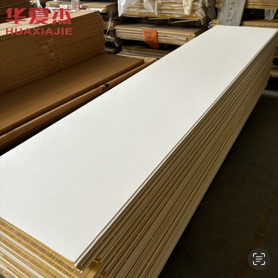 Panneau mural en wpc blanc de haute qualité 600x9mm panneau wpc stratifié matériau de décoration imperméable