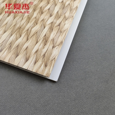 Conception classique Panneau mural en PVC Panneau de plafond résistant à l'humidité Durable Pour la décoration de l'hôtel