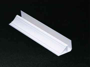 Bon prix Estampillage chaud d'extrusion de chapiteau de coin de PVC de panneau en plastique de mousse disponible en ligne