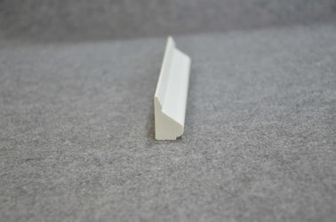 Bon prix bâti d'équilibre de PVC de feuille de chapeau bas de 28mm x de 17mm pour le mur intérieur adapté aux besoins du client en ligne