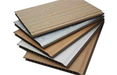 Bon prix V le PVC en bois de grain de panneaux de plafond de PVC de Gap lambrisse des tuiles de plafond de PVC de décoration en ligne