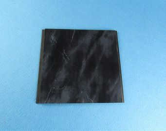 Bon prix La chaleur emboutissant les tuiles de estampillage chaudes de mur de noir de PVC de panneaux de mur de PVC en ligne