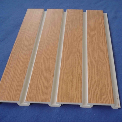 Bon prix PVC décoratif de panneau de Slatwall de grain en bois naturel avec des crochets en métal en ligne