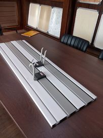 Bon prix Panneaux assemblés par couleur du grès UPVC Slatwall pour le stockage 2.44m * 11cm * 2cm en ligne