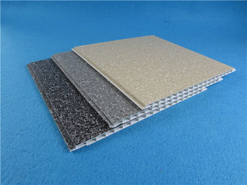 Bon prix Panneaux de mur de PVC/panneau de plafond imperméables emboutis chauds 250 * 5mm 25 ans de garantie en ligne