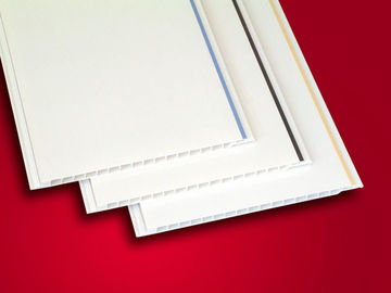 Bon prix Les panneaux de plafond polis blancs de PVC avec la ligne décorative, plafond de PVC de salle embarque la décoration en ligne