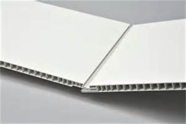Bon prix Les panneaux de plafond simples blancs de PVC couvrent/les panneaux mur de la place UPVC en ligne