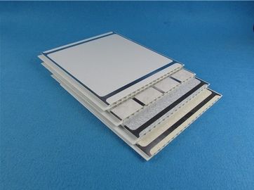 Bon prix panneaux de mur de 55% - de 80% UPVC, panneau d'intérieur de revêtement en PVC D'utilisation avec le bord argenté en ligne