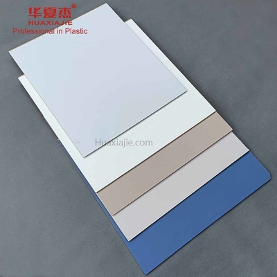Bon prix Panneau de première qualité de conception de mur de Wpc pour le temps de coextrusion de décor résistant en ligne
