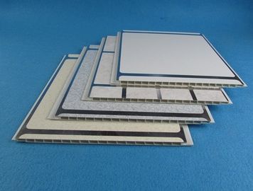 Bon prix le revêtement en plastique de mur de 250Mm * de 8mm * de 5.9m DIY, plafond de PVC de couleur embarque pour la salle de bains en ligne
