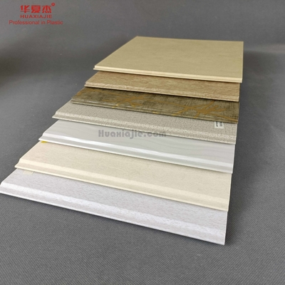 Bon prix Plafond populaire de panneau de PVC de modèle pour intérieur à la maison stratifié en ligne