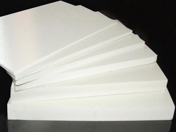 Bon prix Surface plane à haute densité de feuille de mousse en plastique de panneau de mousse de PVC pour la décoration en ligne