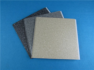 Bon prix Couleur imperméable décorative en plastique générique de gris de panneau de mur de PVC de panneaux de mur en ligne