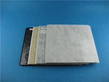 Bon prix Film imperméable enduisant les plats de mur normaux de PVC de panneaux de mur de PVC pour la salle de bains en ligne