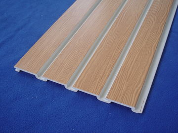 Bon prix PVC en plastique du Taupe 4x8 Slatwall/panneaux de mur à lamelles blancs pour des étagères en ligne