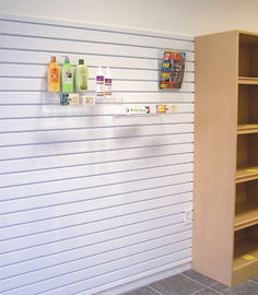 Bon prix Panneaux de mur en plastique blancs de stockage pour des panneaux de mur de stockage pour le magasin en ligne